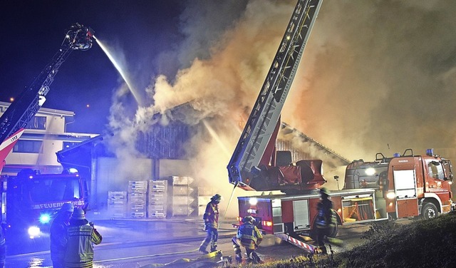 Starke Rauchentwicklung erschwerte die Lscharbeiten der Feuerwehren.  | Foto: kamera24