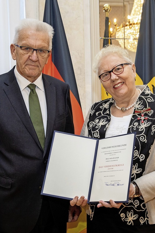 Das Bundesverdienstkreuz berreichte M... ihr groes ehrenamtliches Engagement.  | Foto: Staatsministerium Baden-Wrttemberg