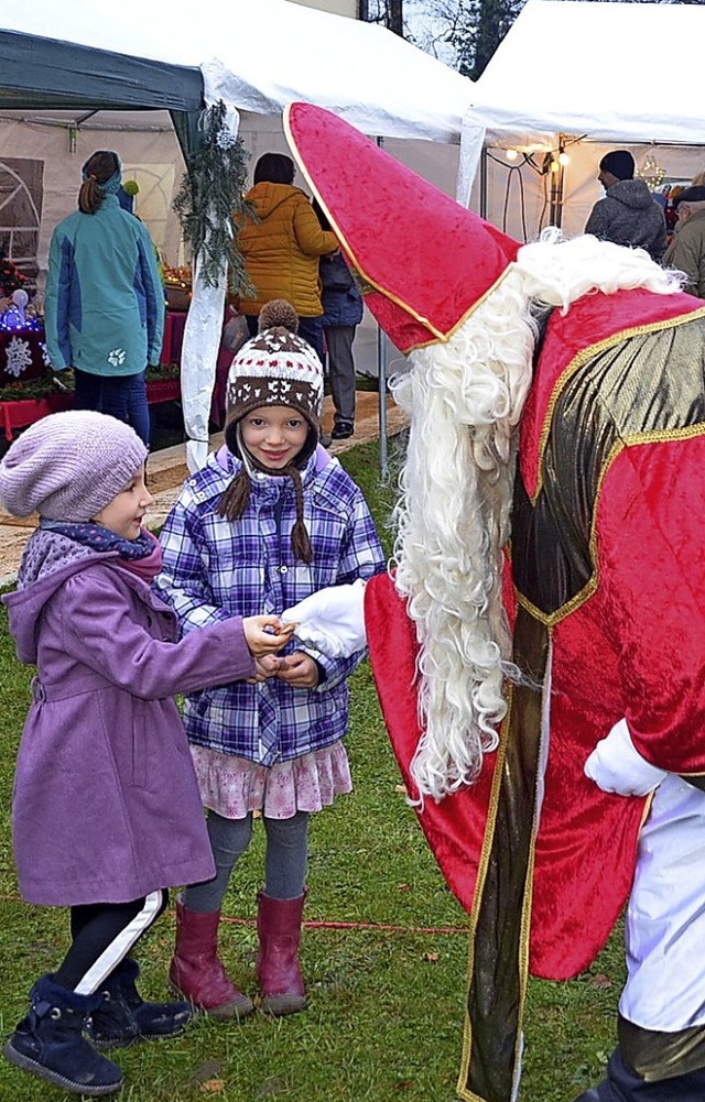 Kleine Geschenke fr die Kinder hatte der Nikolaus auch in Bleichheim dabei.   | Foto: Jrg Schimanski