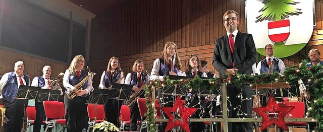 Marcus Posniak (Dritter von rechts) ga...tingen sein Konzertdebt als Dirigent.  | Foto: Michelle Gntert