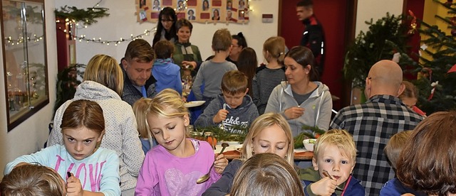 Gemeinsames Essen am Nikolaustag in der Hinterzartener Georg-Thoma-Grundschule   | Foto: Thomas Biniossek