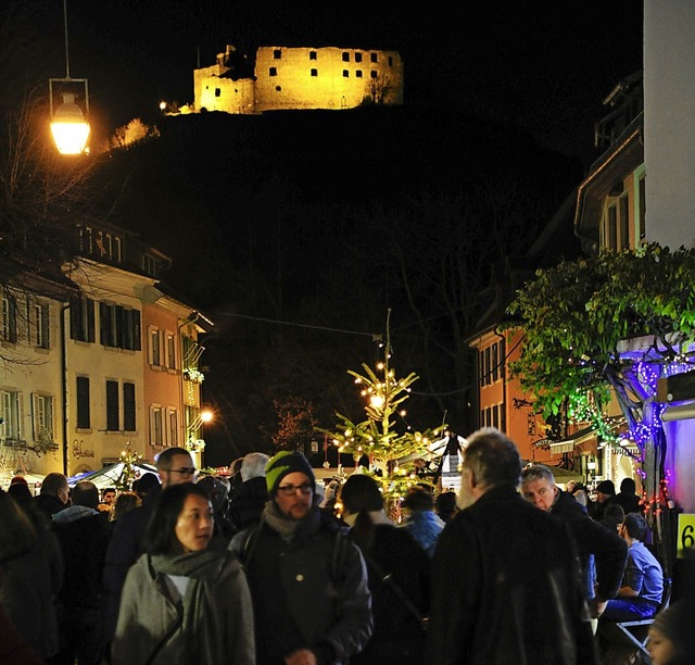 Im Zeichen der Burg: Groer Andrang beim Altstaufener Weihnachtsmarkt  | Foto: Bernhard Seitz