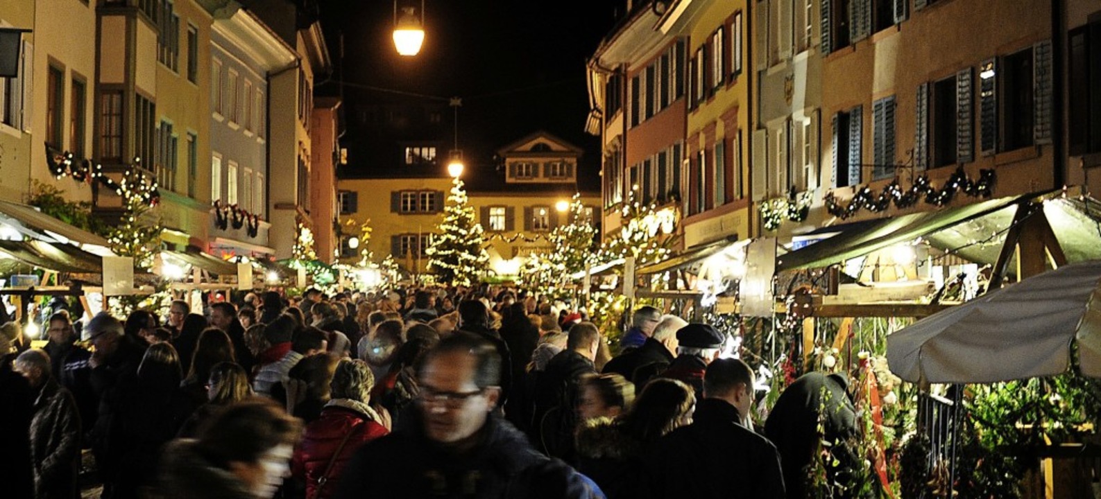 Weihnachtlich geschmckt und beleuchte...ufens Altstadt von ihrer besten Seite.  | Foto: Bernhard Seitz