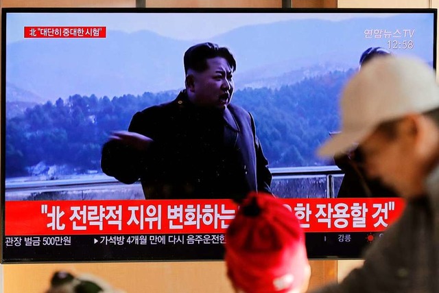 Ein TV-Sender in Sdkorea zeigt anlss...n  Nordkoreas Machthaber Kiom Jong Un.  | Foto: Lee Jin-Man (dpa)