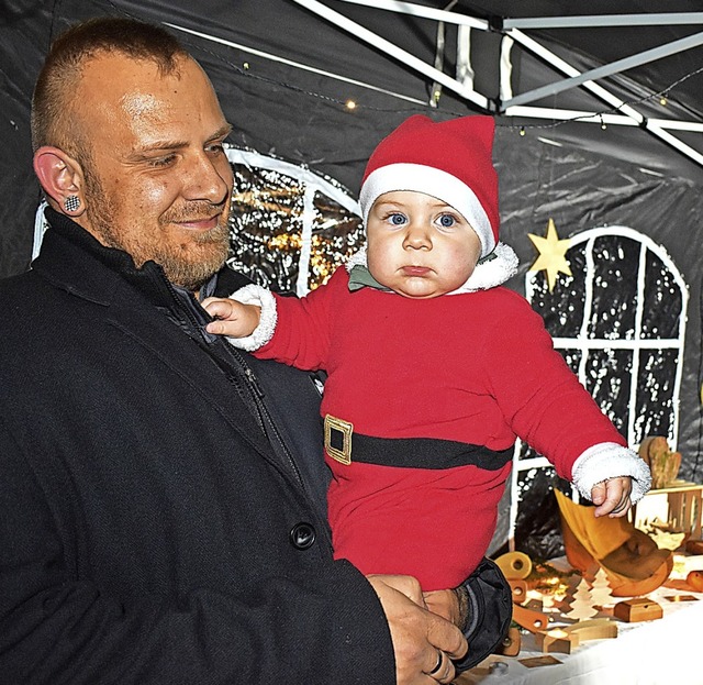 Ein junger Nikolaus mit seinem Papa be...nterzauber-Weihnachtsmarkt in Raitbach  | Foto: Angelika Schmidt