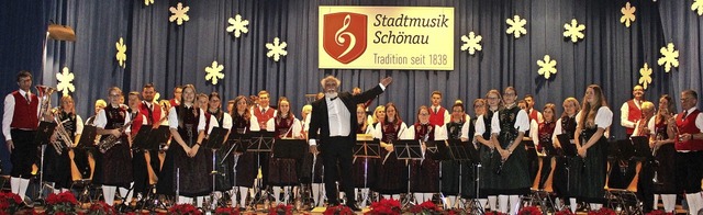 Dirigent  Peter Lastein  und die Stadt...nbrandhalle in Schnau zum Schwingen.   | Foto: Martin Klabund