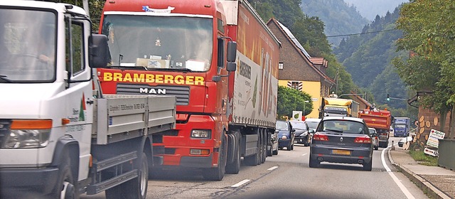 Lastwagen, Sprinter, Autos, Busse <ppp...hrssituation ein Standortnachteil ist.  | Foto: Kathrin Blum