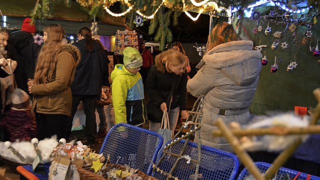 berall gab es auf dem Nollinger Weihnachtsmarkt Selbstgemachtes zu entdecken.   | Foto: Danielle Hirschberger