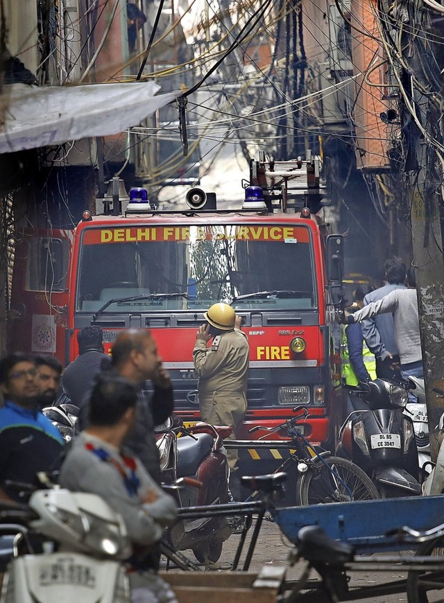 Fr die Feuerwehr war kaum ein Durchkommen in den Gassen.  | Foto: Manish Swarup (dpa)