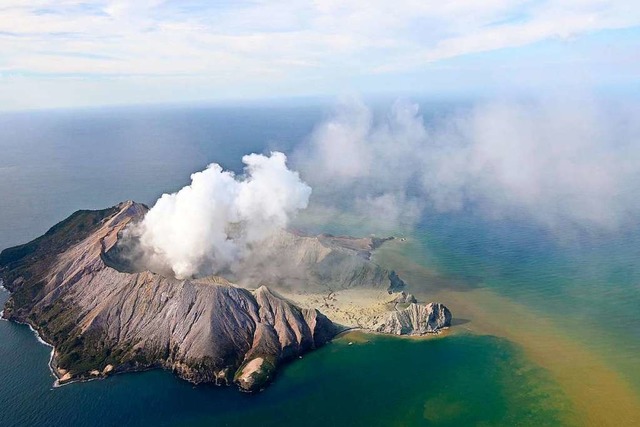 Der Vulkan auf der neuseelndischen In...d ist ausgebrochen &#8211; mit Folgen.  | Foto: George Novak (dpa)