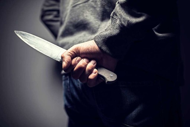 Mit einem Messer soll der unbekannte T...rbeiter berfallen haben (Symbolbild).  | Foto: Brian Jackson  (stock.adobe.com)