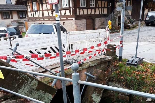 Lastwagen kracht gegen Brcke in Reichenbach