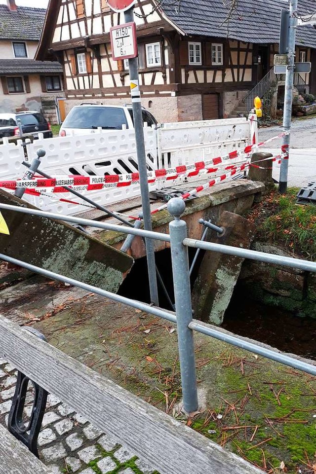 Lasterfahrer drfen diese Umleitung ni...eigt sich beim Blick auf das Gelnder.  | Foto: Rudi Wrth