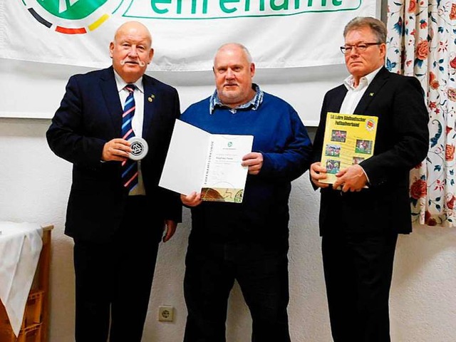 Siegfried Fester (Mitte) vom Sportvere...whnliche Vereinsarbeit ausgezeichnet.  | Foto: Pressefoto SV Karsau