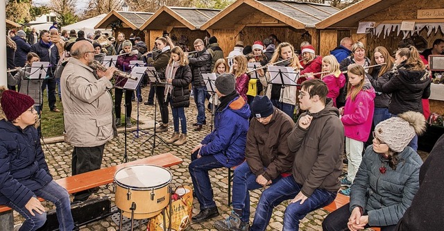 Den ganzen Tag ber unterhielten versc...her beim Schliengener Weihnachtsmarkt.  | Foto: Alexander Anlicker