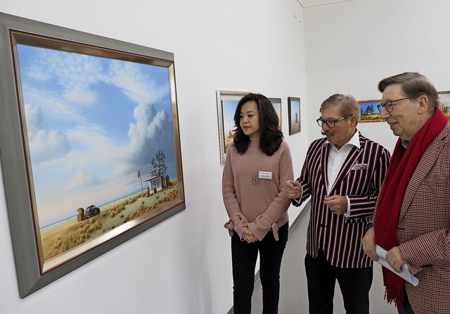 Jrgen und Lea Qin Messmer mit dem Kn...chim Lehrer (Mitte) vor seinen Bildern  | Foto: Michael Haberer