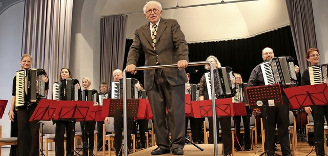 Der 92 Jahre alte Fritz Dobler dirigie...konzert in der Emmendinger Steinhalle.  | Foto: Dagmar Barber
