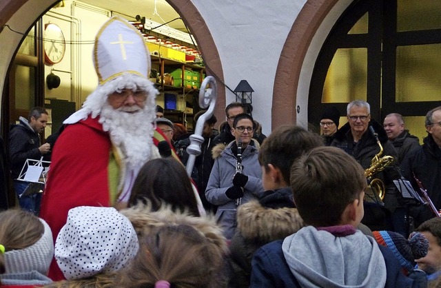 Der Nikolaus war umdrngt &#8211; fr ihn machten sogar die Musiker eine Pause.  | Foto: Aribert Rssel