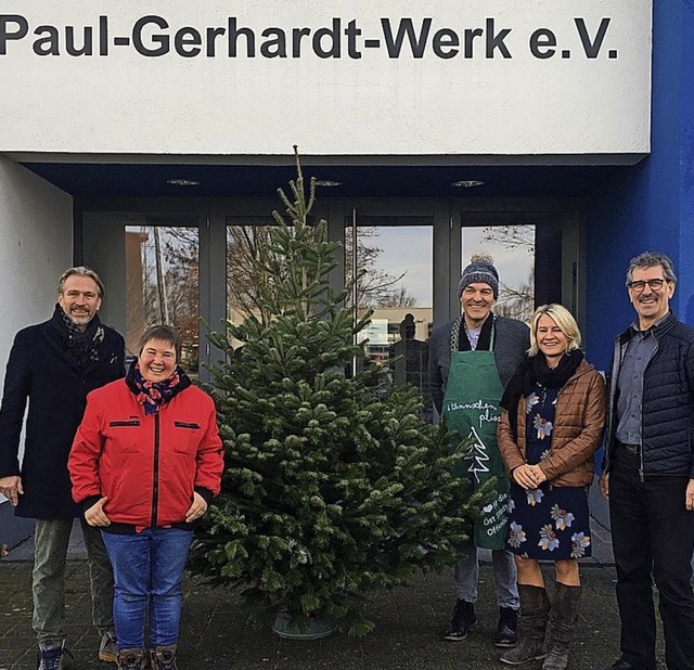 Thomas Hentschel (von links), Carmen H...einem Baum fr das Paul-Gerhardt-Werk.  | Foto: Ute Dahmen