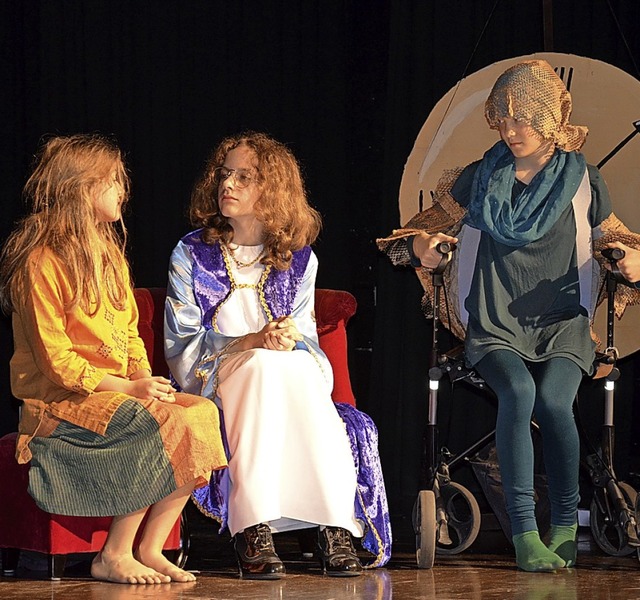 Momo (Emilia Emert), Meister Hora (Nik...(Ylvi Lufer, von links) im Gesprch.   | Foto: Eva Emert
