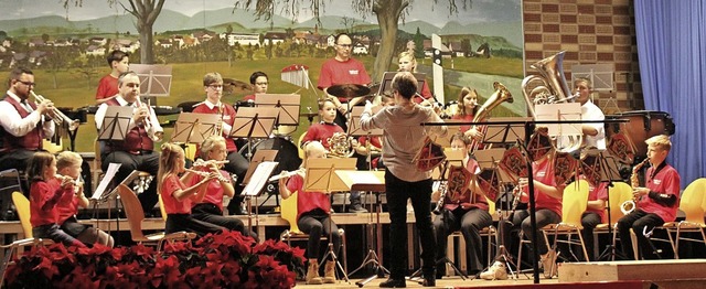 Das Jugendorchester spielte pfiffig und mutig vor dem Dorfbild von Adelhausen.   | Foto: Rolf Reimann