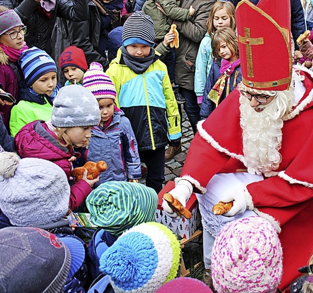 Von Kindern umringt: Nikolaus  | Foto: Manuel Hunn