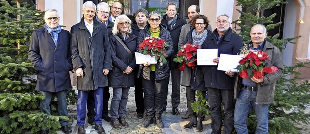 Blumen und Schecks der Brgerstiftung ...er Michael Benitz (zweiter von links).  | Foto: Rainer Ruther