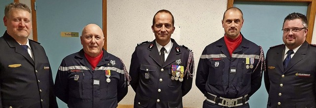 Jol Dremeaux (Zweiter von rechts), de...(rechts) die franzsischen Kameraden.   | Foto: Feuerwehr Rickenbach