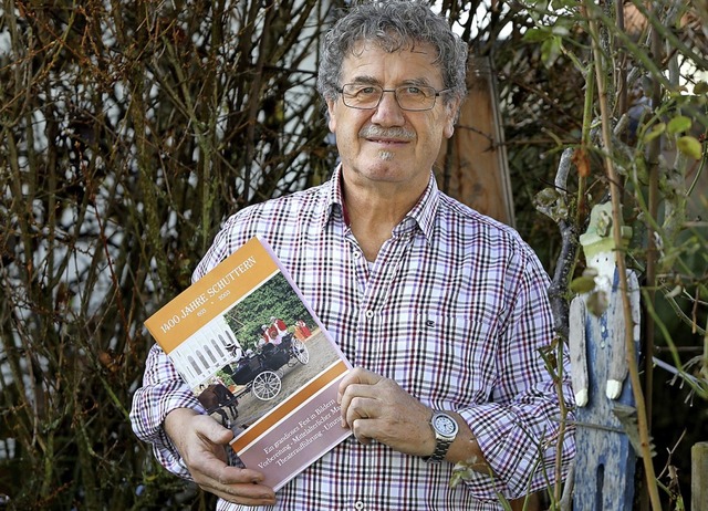 Alfred Kopf mit seinem Fotobuch   | Foto: Christoph Breithaupt