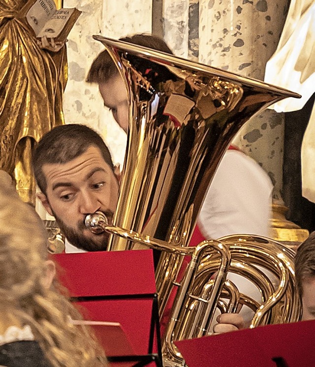 Das Dirigentenpaar Michaela Ortlieb-St...insamen Adventskonzert in St. Ulrich.   | Foto: Hubert Gemmert