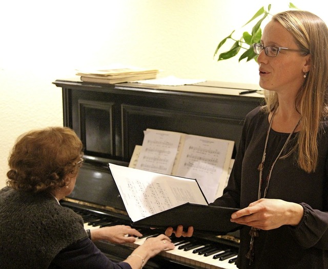 Ingeborg Thober begleitete die Soprani... Stadelmann im Schwanenhof am Klavier.  | Foto: Horst David