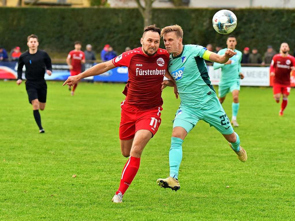 Der Bahlinger SC und Santiago Fischer (links) versuchten alles, um sich gegen Hoffenheim II in der Regionalliga fr die Hinspielniederlage zu revanchieren. Der BSC hatte beim 0:1 allerdings das Nachsehen.