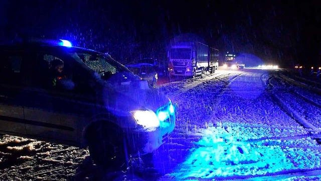 Die Polizei sperrte in der Nacht von M...aueschingen komplett fr den Verkehr.   | Foto: kamera24