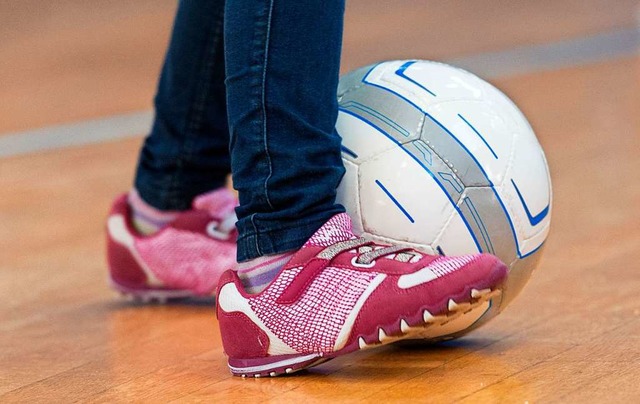 Beim Spielen, zum Beispiel mit einem Ball, kann man sich prima bewegen.  | Foto: Uwe Anspach