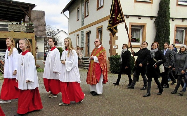 In einer Prozession zog die Gemeinde hinauf zur Kirche.   | Foto: Reiner Merz