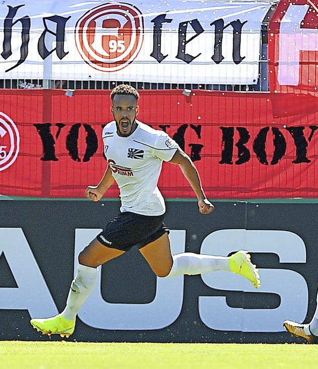 Villinger Traumtag: Steven Ukoh bejube...en Bundesligisten Fortuna Dsseldorf.   | Foto: Patrick Seeger (dpa)