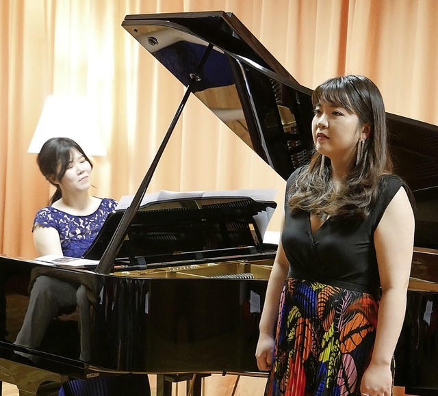 Die Sopranistin Irina Jae-Eun Park (re...igma-Zentrum Lieder der Romantik auf.   | Foto: Michael Gottstein