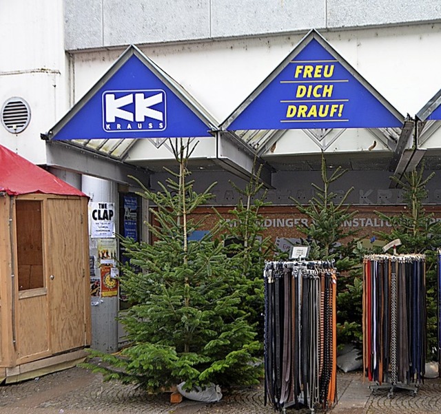 Weihnachtsfriede kehrt nicht ein vor der Kaufhaus-Fassade.  | Foto: Gerhard Walser