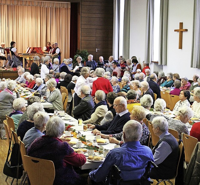 Voll besetzter Saal im katholischen Pf...um zur Adventsfeier des Seniorenwerks.  | Foto: Jana Fischer