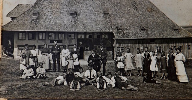 Der Ahorn ist eines der ltesten Gasth...d, hier um  1910 mit der Grofamilie.   | Foto: Liane Schilling