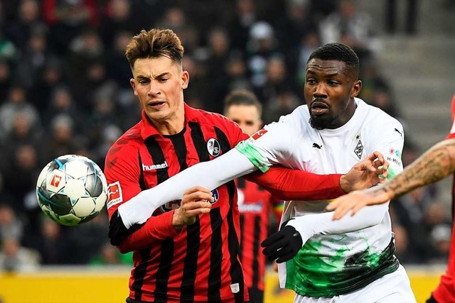 Robin Koch (links) im Zweikampf mit Marcus Thuram von Borussia Mnchengladbach  | Foto: INA FASSBENDER (AFP)