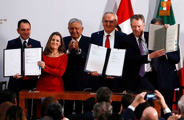 Arturo Herrera (l-r), Finanzminister v...bei Nachverhandlungen geeinigt hatten.  | Foto: Marco Ugarte (dpa)