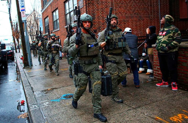 Polizisten in Jersey City sperren Straen und bringen Bewohner in Sicherheit.  | Foto: KENA BETANCUR (AFP)