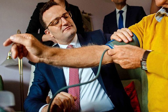 Bundesgesundheitsminister Jens Spahn (... manschette zum messen des Blutdrucks.  | Foto: Klaus-Dietmar Gabbert (dpa)