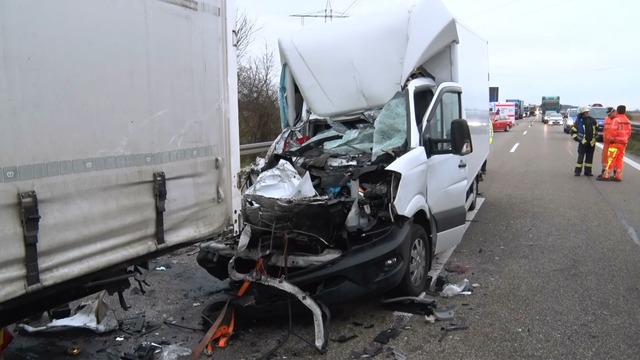 Nach Angaben der Polizei musste die A5...m Mittwochmorgen voll gesperrt werden.  | Foto: Wolfgang Knstle