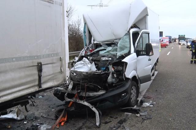 Schwerer Unfall auf der A5 bei Rust – Fahrer eines Kleinlasters gestorben