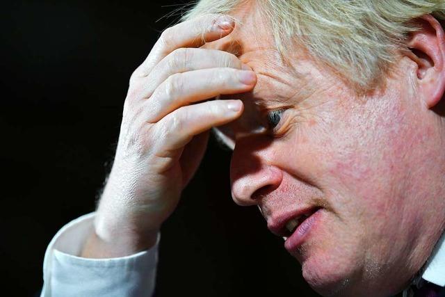 Boris Johnson nimmt Reporter sein Smartphone ab