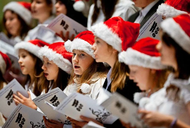 &#8222;Ihr Kinderlein kommet&#8220;: E...t roten Mtzen singt Weihnachtslieder.  | Foto: Oliver Killig