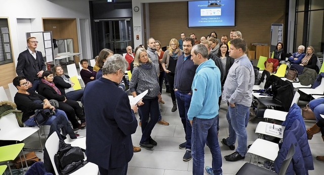 Diskussion in der Mensa der Drle-Schu...dialog Kinderbetreuung in Herbolzheim.  | Foto: Michael Haberer