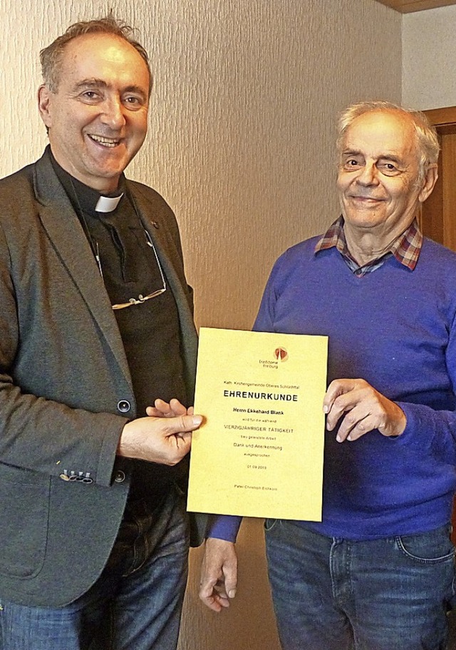Pfarrer Pater Christoph dankt Ekkehard...irche St. Leodegar in Riedern am Wald.  | Foto: Elisabeth Baumeister